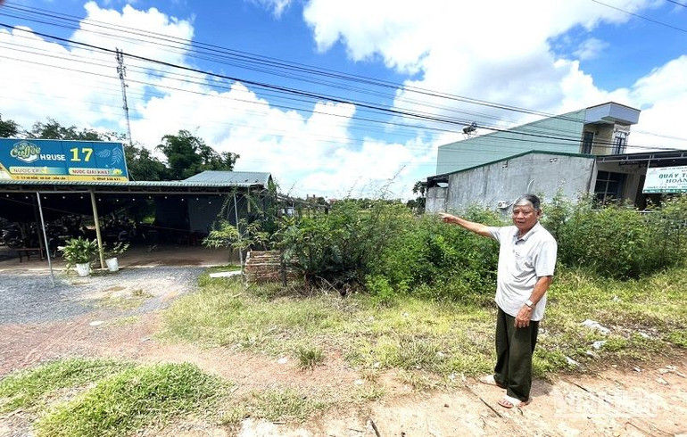 Ông Đinh Xuân Tửu bên thửa đất số 227b, xã Ea Rốk.
