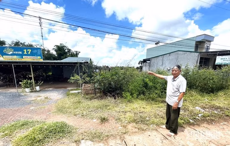 Ông Đinh Xuân Tửu bên thửa đất số 227b, xã Ea Rốk. Ông Đinh Xuân Tửu bên thửa đất số 227b, xã Ea Rốk.