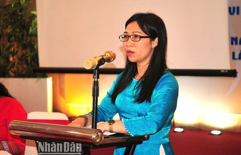 Đại diện Sở Văn hóa-Thể thao và Du lịch tỉnh Đắk Lắk tham luận tại buổi tọa đàm với chủ đề: Giá trị của Đề cương về Văn hóa Việt Nam trong việc giữ gìn văn hóa các dân tộc Đắk Lắk trong giai đoạn hiện nay. Đại diện Sở Văn hóa-Thể thao và Du lịch tỉnh Đắk Lắk tham luận tại buổi tọa đàm với chủ đề: Giá trị của Đề cương về Văn hóa Việt Nam trong việc giữ gìn văn hóa các dân tộc Đắk Lắk trong giai đoạn hiện nay.