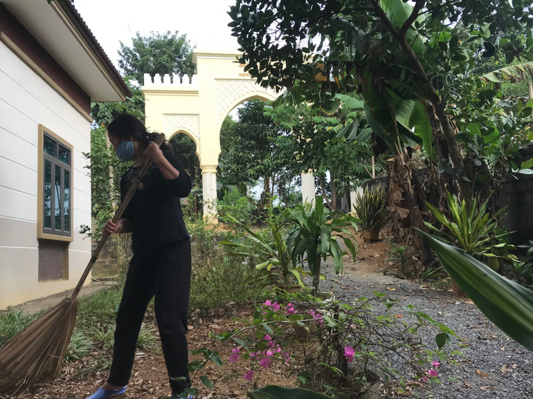 Bà Phùng Thị Oanh vẫn tự mình thường xuyên quét dọn, chăm sóc cảnh quan quanh cổng Maroc. Bà Phùng Thị Oanh vẫn tự mình thường xuyên quét dọn, chăm sóc cảnh quan quanh cổng Maroc.