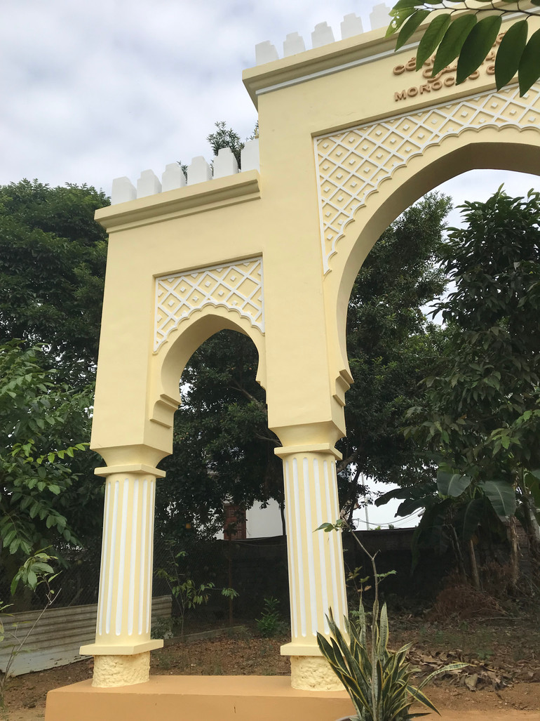 Chiếc cổng tại Ba Vì có kết cấu, hình dáng và hoa văn mang nét đặc trưng cổng truyền thống của người Maroc. Chiếc cổng tại Ba Vì có kết cấu, hình dáng và hoa văn mang nét đặc trưng cổng truyền thống của người Maroc.
