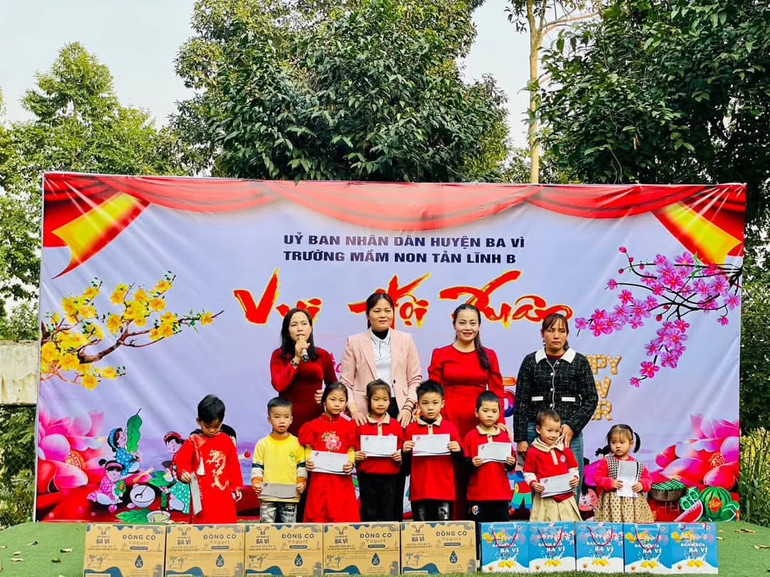 Chị Hằng (áo vét hồng) tham gia một chương trình thiện nguyện trên địa bàn. Chị Hằng (áo vét hồng) tham gia một chương trình thiện nguyện trên địa bàn.