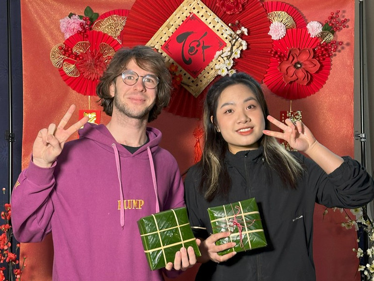 Những người bạn quốc tế cũng đã có thể tự mình hoàn thiện được chiếc bánh chưng truyền thống của Việt Nam.