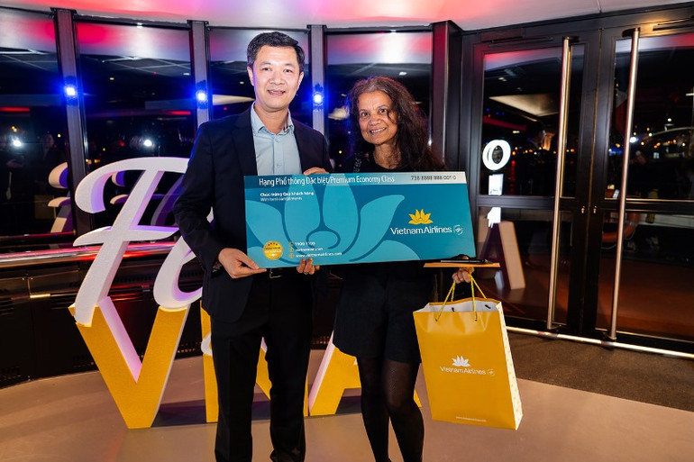 Trao giải thưởng cho đối tác Pháp.