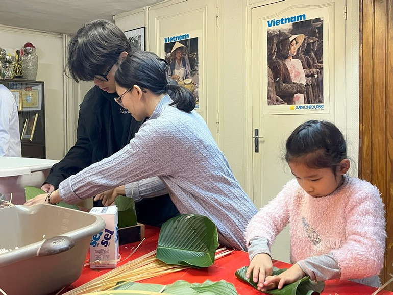 Con em kiều bào thích thú khi được tham già vào hoạt động gìn giữ nét đẹp văn hóa ngày Tết của quê hương.