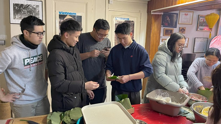 Hoạt động góp phần giúp các bạn trẻ xa nhà vơi đi nỗi nhớ gia đình những ngày cuối năm.