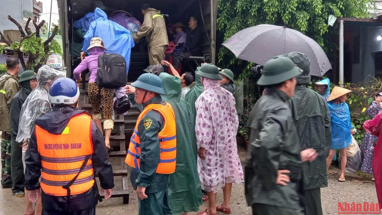 Lực lượng vũ trang huyện Núi Thành di dời người dân đến nơi an toàn.