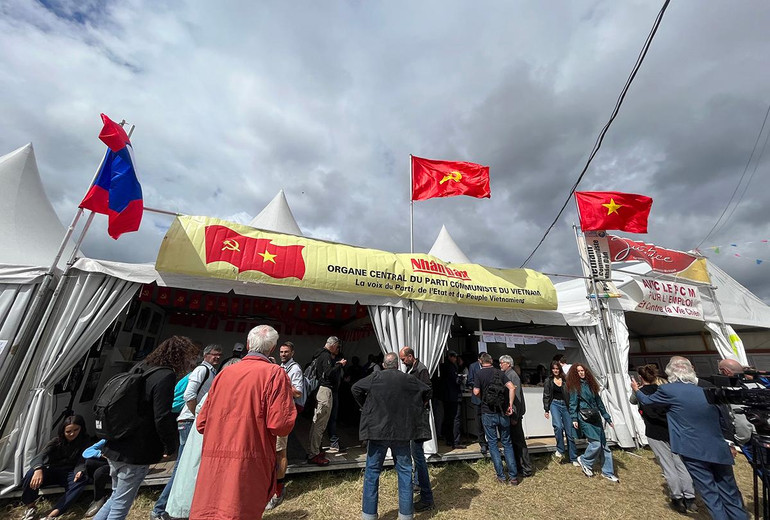 Đông đảo bạn bè Pháp và quốc tế tới thăm gian trưng bày ngay từ lúc khai hội. Đông đảo bạn bè Pháp và quốc tế tới thăm gian trưng bày ngay từ lúc khai hội.