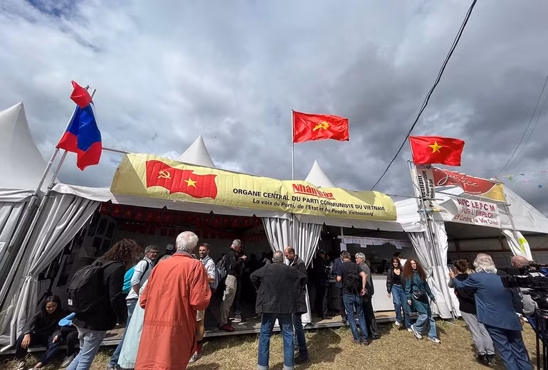 Đông đảo bạn bè Pháp và quốc tế tới thăm gian trưng bày ngay từ lúc khai hội. Đông đảo bạn bè Pháp và quốc tế tới thăm gian trưng bày ngay từ lúc khai hội.