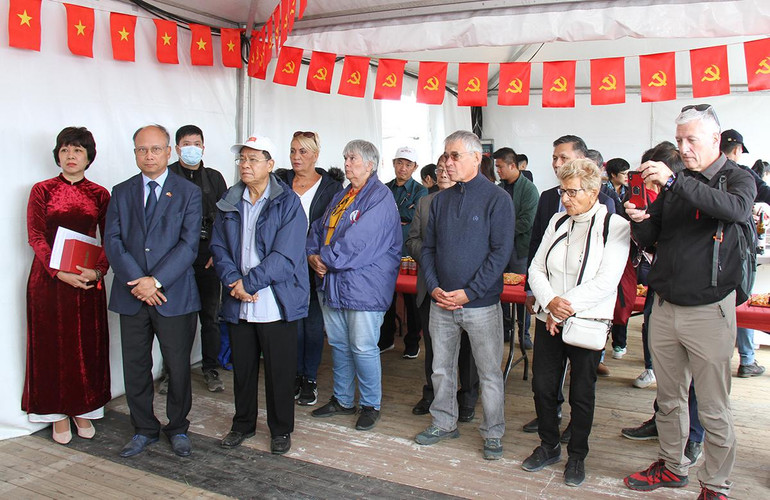 Các đại biểu Pháp và quốc tế tham dự lễ khai trương. Các đại biểu Pháp và quốc tế tham dự lễ khai trương.