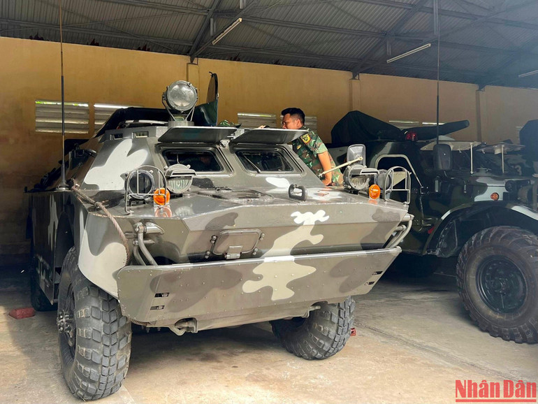 Bộ Chỉ huy quân sự tỉnh Phú Yên kiểm tra xe BTR - 152 phục vụ cho nhiệm vụ cứu hộ cứu nạn.