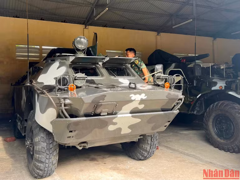 Bộ Chỉ huy quân sự tỉnh Phú Yên kiểm tra xe BTR - 152 phục vụ cho nhiệm vụ cứu hộ cứu nạn.