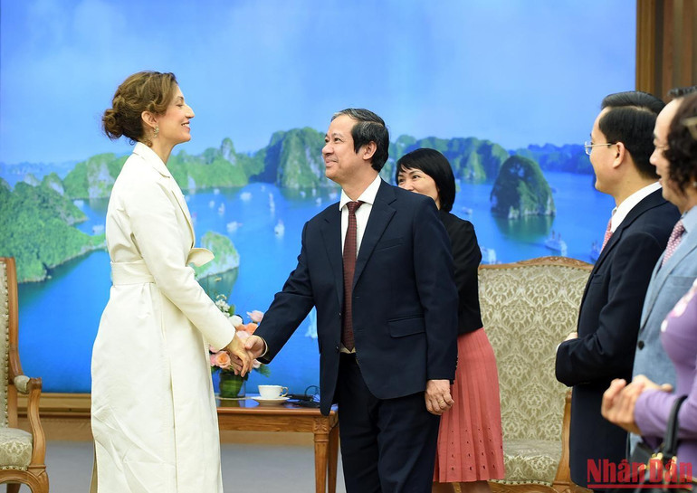 Bà Audrey Azoulay với đại diện các bộ, ban, ngành của Việt Nam.