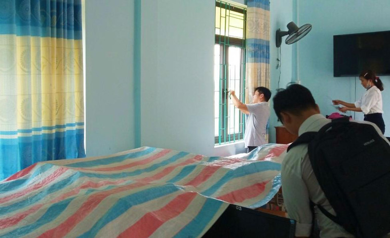 Thầy cô giáo và học sinh các trường ở Quảng Bình buộc lại cửa, phủ bạt che thiết bị trường học.