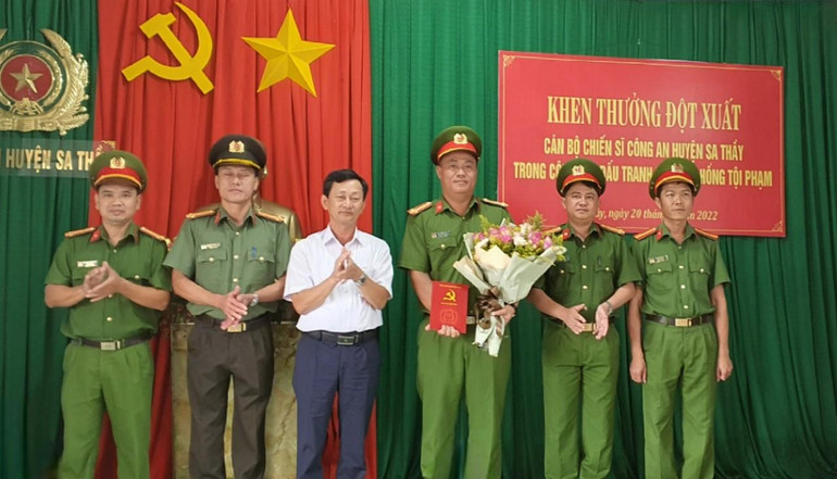 Đồng chí Dương Văn Trang tặng hoa, khen thưởng đột xuất Công an huyện Sa Thầy.