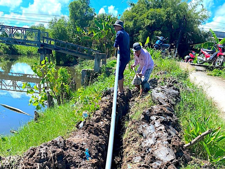 Thi công mở rộng tuyến ống cấp nước sạch sinh hoạt phục vụ dân trên địa bàn xã xã Lý Văn Lâm, thành phố Cà Mau, tỉnh Cà Mau.