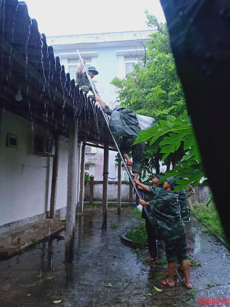 Cán bộ, chiến sĩ Tiểu đoàn 2, Lữ đoàn Công binh 270 giúp dân huyện đảo Lý Sơn chằng chống nhà cửa.