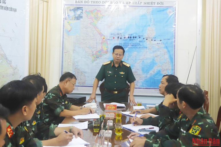 Thiếu tướng Hứa Văn Tưởng, Phó Tư lệnh Quân khu chủ trì cuộc họp tại sở chỉ huy tiền phương (Quảng Nam).