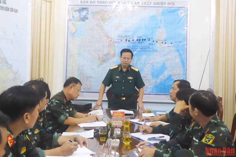 Thiếu tướng Hứa Văn Tưởng, Phó Tư lệnh Quân khu chủ trì cuộc họp tại sở chỉ huy tiền phương (Quảng Nam).