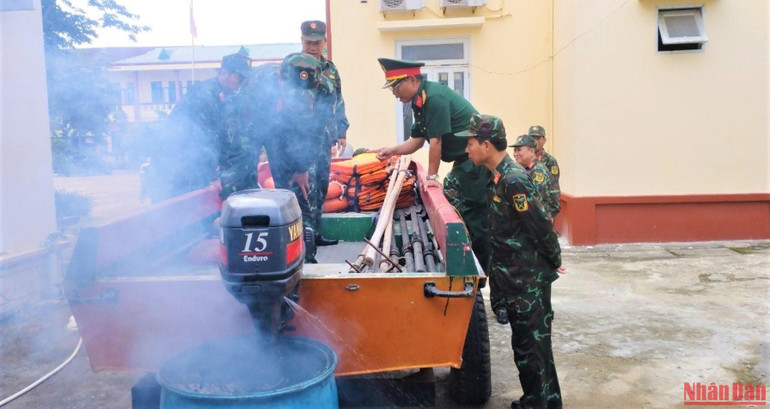 Bộ Chỉ huy quân sự tỉnh Quảng Ngãi vận hành ca nô phục vụ phòng chống bão số 4.