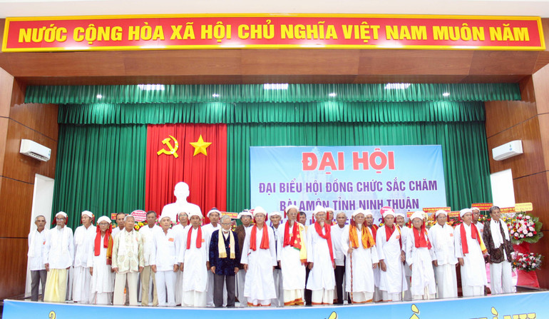 Hội đồng chức sắc Chăm Bà-la-môn tỉnh Ninh Thuận nhiệm kỳ 2022-2027 ra mắt tại đại hội.