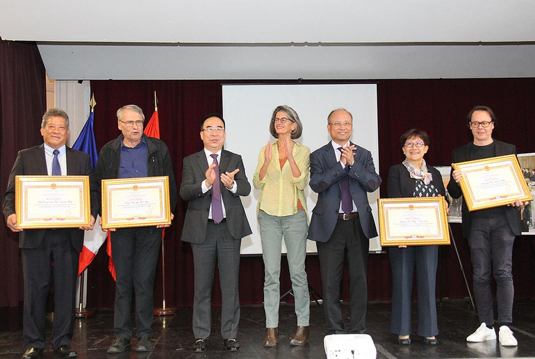 Trao tặng bằng khen cho 4 hội đoàn vì đã có nhiều đóng góp tích cực trong việc tăng cường tình đoàn kết, hữu nghị và hợp tác giữa nhân dân hai nước Việt Nam-Pháp.