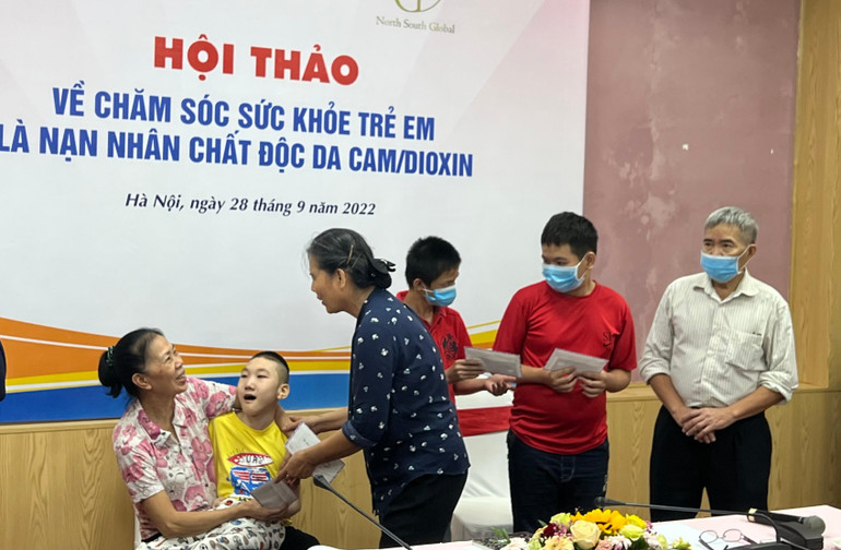 Chủ tịch Hội Bảo vệ quyền trẻ em Việt Nam Nguyễn Thị Thanh Hòa trao quà cho các em là nạn nhân chất độc da cam.