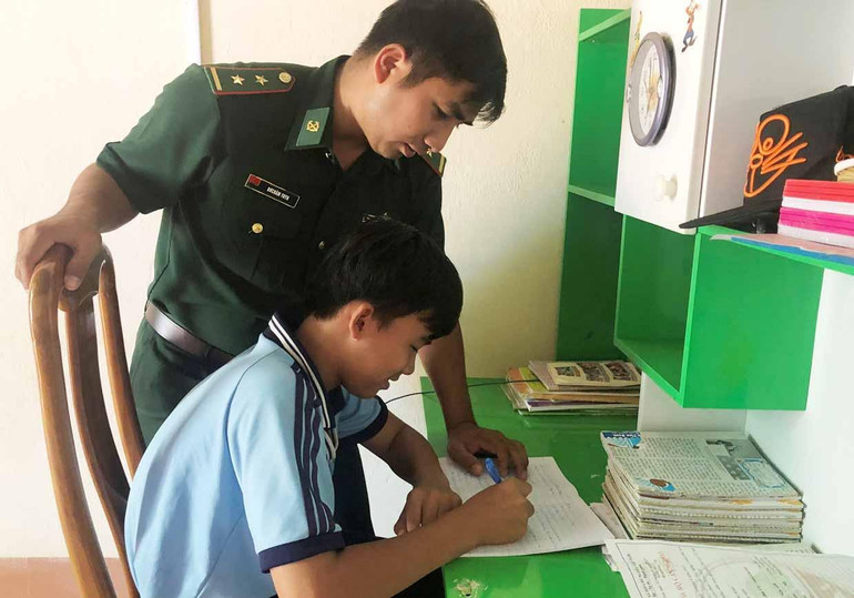 Cháu Nguyễn Quốc Tĩnh, một trong hai “Con nuôi biên phòng” luôn nhận được sự quan tâm thương yêu của các chiến sĩ biên phòng.