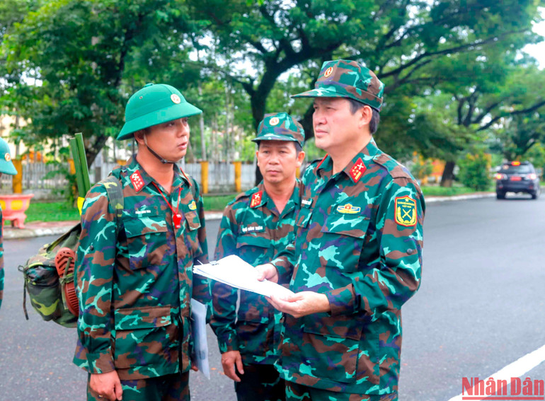 Đại tá Dương Hoàng Toán kiểm tra nhận thức của phân đội chuyên trách cứu hộ cứu nạn Lữ đoàn Công binh 280.