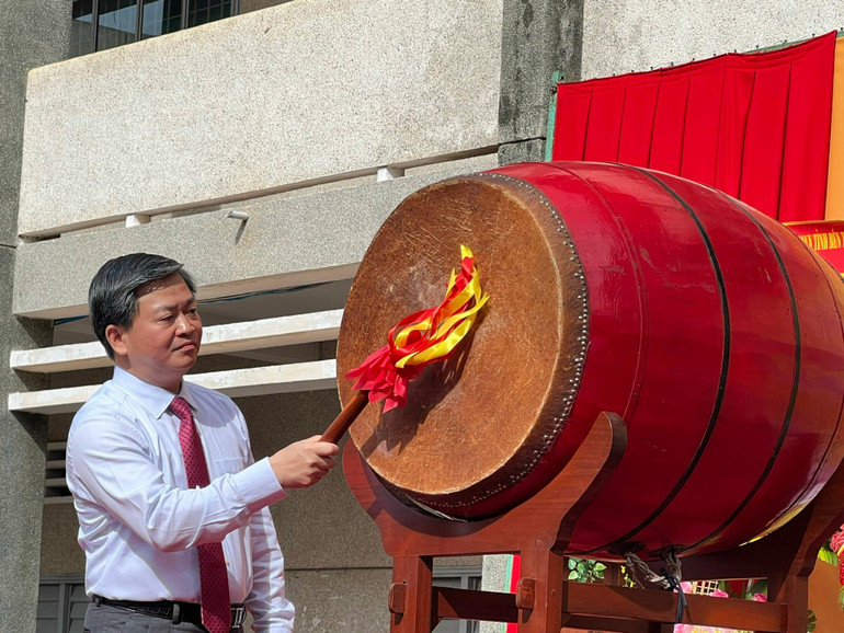 Bí thư Tỉnh ủy Bến Tre Lê Đức Thọ đánh trống khai giảng năm học mới tại Trường Trung học phổ thông Nguyễn Đình Chiểu.