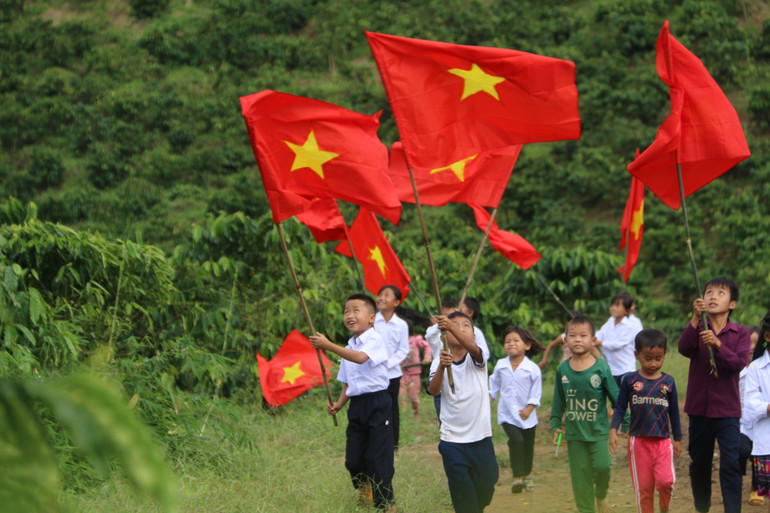 Học sinh Trường Tiểu học La Văn Cầu, xã Đắk R’Măng, huyện Đắk Glong, tỉnh Đắk Nông nô nức đến trường khai giảng năm học mới 2022-2023.