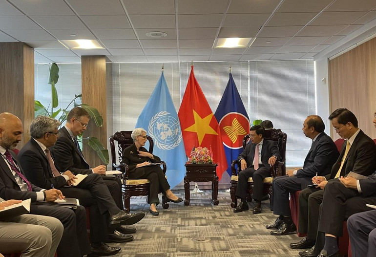 Phó Thủ tướng Thường trực Phạm Bình Minh tiếp Thứ trưởng thứ nhất Bộ Ngoại giao Hoa Kỳ Wendy Sherman. (Ảnh: VOV) Phó Thủ tướng Thường trực Phạm Bình Minh tiếp Thứ trưởng thứ nhất Bộ Ngoại giao Hoa Kỳ Wendy Sherman. (Ảnh: VOV)