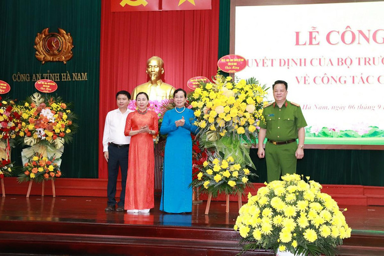 Các đồng chí Thường trực Tỉnh ủy Hà Nam tặng hoa chúc mừng Đại tá Nguyễn Quốc Hùng được điều động giữ chức vụ Cục trưởng Cục Cảnh sát Quản lý hành chính về trật tự xã hội.