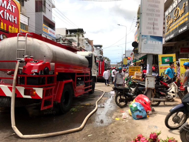 Lực lượng chức năng thị xã La Gi điều động 3 xe cứu hỏa cùng hàng chục chiến sĩ đến hiện trường dập lửa.