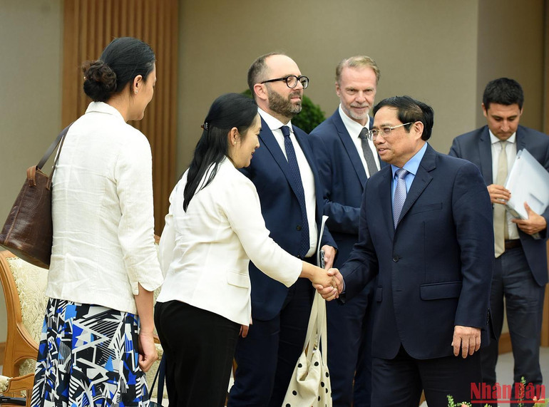 Thủ tướng Phạm Minh Chính với các thành viên trong đoàn Tổ chức Giáo dục, Khoa học và Văn hóa Liên hợp quốc (UNESCO) tham dự buổi tiếp.