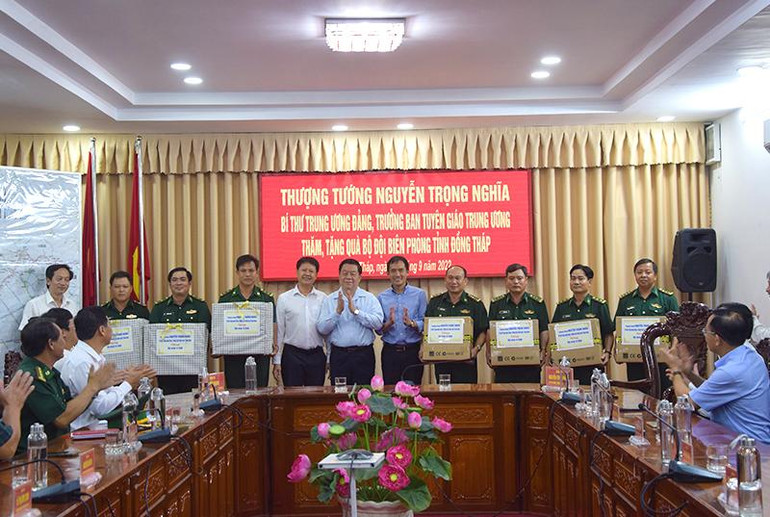 Đồng chí Nguyễn Trọng Nghĩa trao tặng máy vi tính cho Bộ đội Biên phòng Đồng Tháp. Đồng chí Nguyễn Trọng Nghĩa trao tặng máy vi tính cho Bộ đội Biên phòng Đồng Tháp.