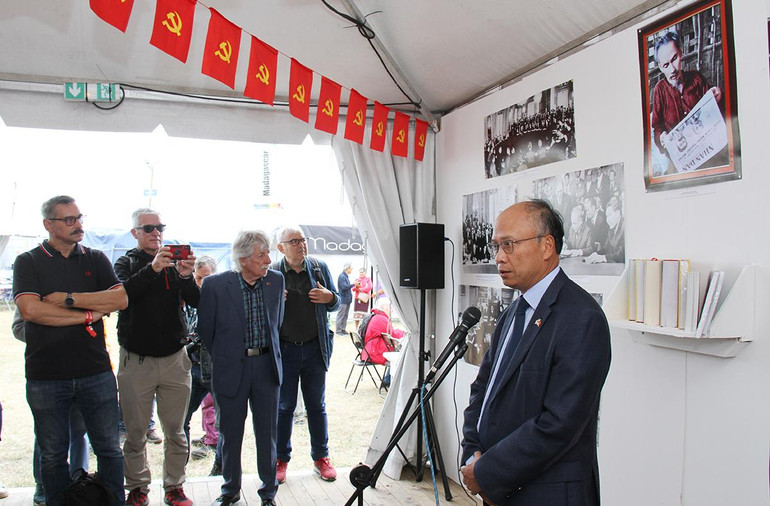 Đại sứ Đinh Toàn Thắng phát biểu tại lễ khai trương. Đại sứ Đinh Toàn Thắng phát biểu tại lễ khai trương.
