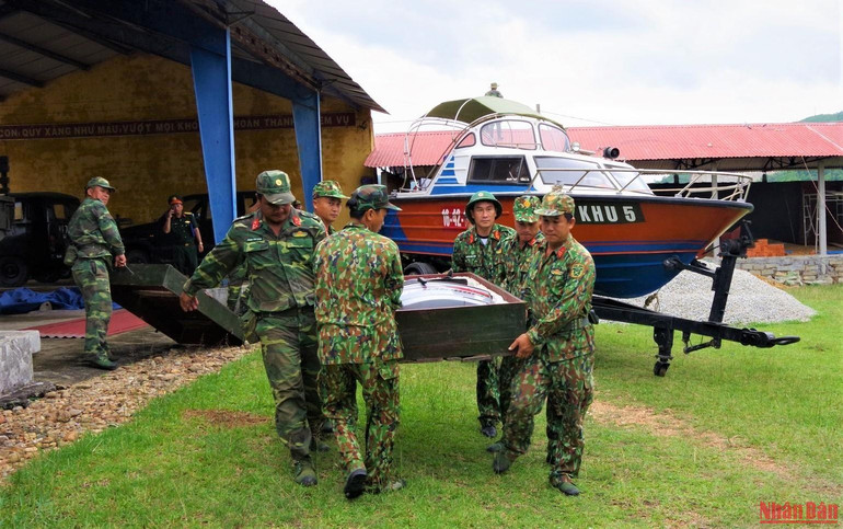 Chỉ huy Sư đoàn 307 kiểm tra lực lượng phòng chống bão.