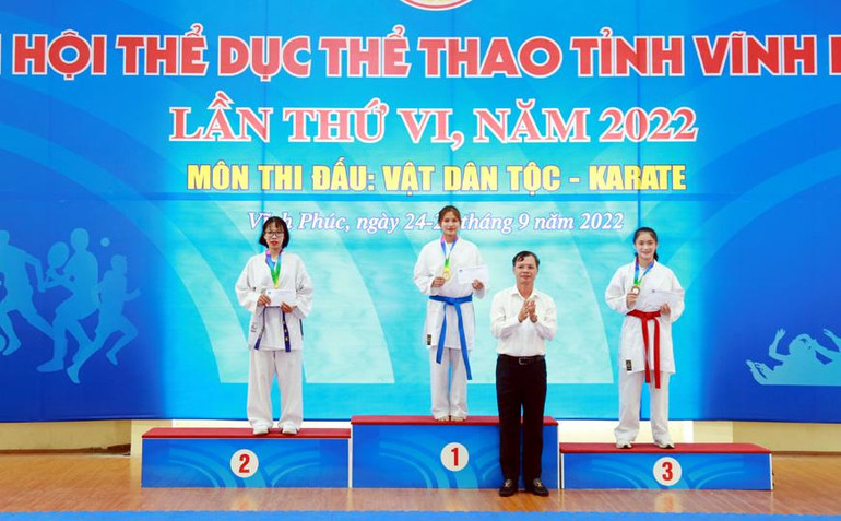 Trao huy chương cho các nữ vận động viên môn karate hạng 55kg.