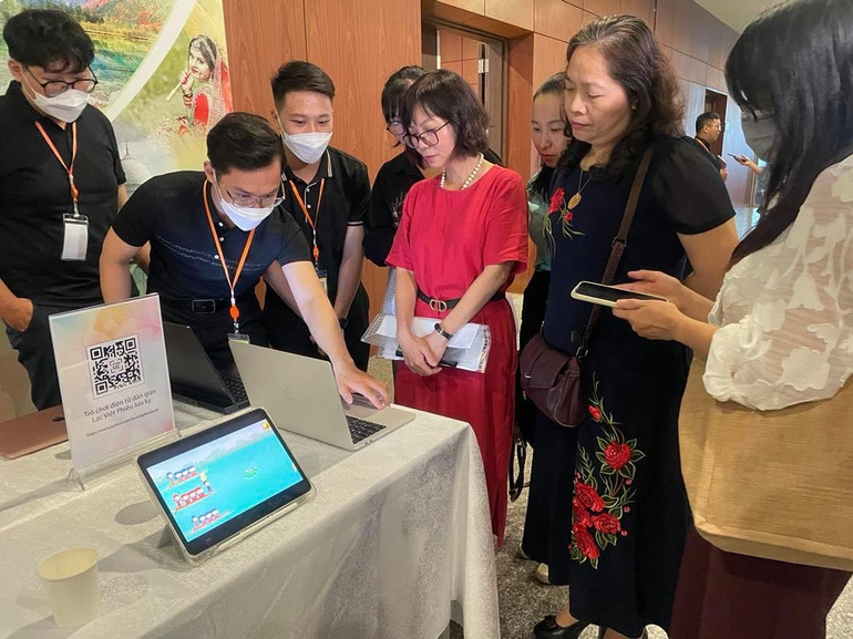 Các đại biểu nghe giới thiệu game Lạc Việt phiêu lưu ký. Các đại biểu nghe giới thiệu game Lạc Việt phiêu lưu ký.