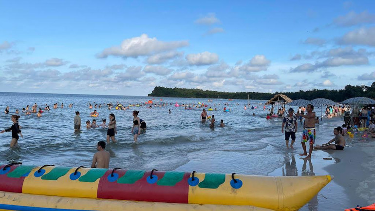 Bãi biển Minh Châu, huyện Vân Đồn hút khách trong dịp nghỉ lễ Quốc khánh 2/9.