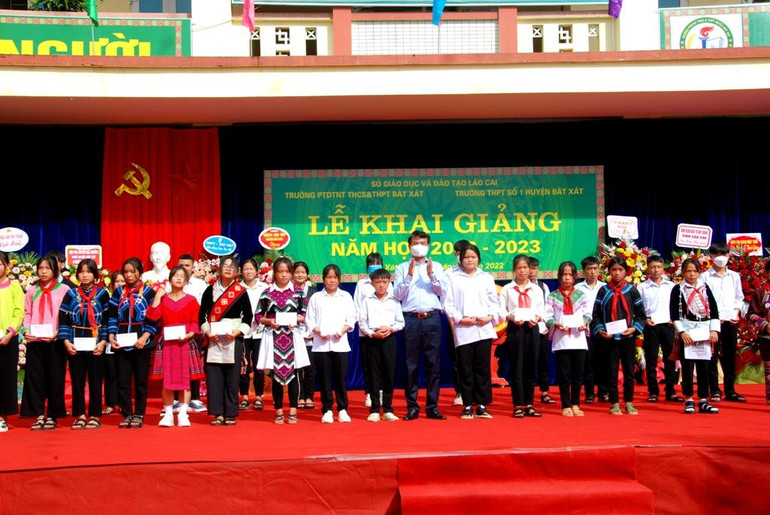 Tặng quà cho học sinh vượt khó học giỏi ở Trường Dân tộc nội trú Bát Xát.