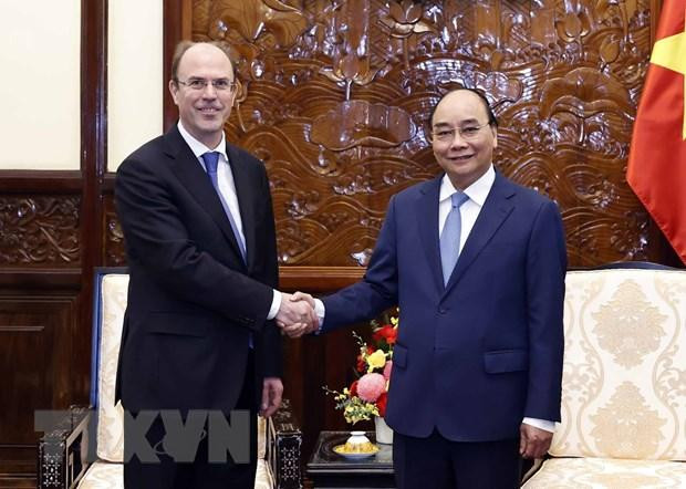 Chủ tịch nước Nguyễn Xuân Phúc tiếp Đại sứ Luxembourg Patrick Hemmer. (Ảnh: TTXVN)