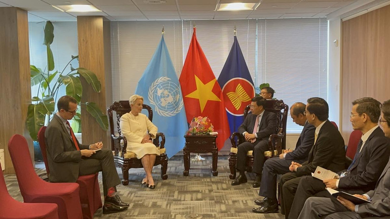 Phó Thủ tướng Thường trực Phạm Bình Minh tiếp Đại sứ Hoa Kỳ tại Tổ chức Lương thực và Nông nghiệp của Liên hợp quốc (FAO) Cindy McCain. (Ảnh: VOV) Phó Thủ tướng Thường trực Phạm Bình Minh tiếp Đại sứ Hoa Kỳ tại Tổ chức Lương thực và Nông nghiệp của Liên hợp quốc (FAO) Cindy McCain. (Ảnh: VOV)