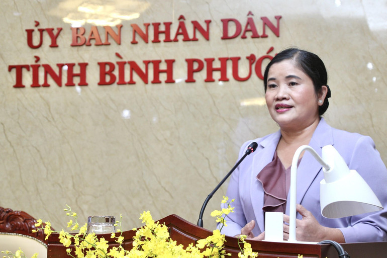 Chủ tịch Ủy ban nhân dân tỉnh Bình Phước Trần Tuệ Hiền phát biểu ý kiến tại hội nghị. Chủ tịch Ủy ban nhân dân tỉnh Bình Phước Trần Tuệ Hiền phát biểu ý kiến tại hội nghị.