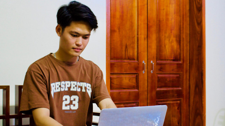 Thám dạy tiếng Việt online cho bạn bè Nga. (Ảnh: NVCC)