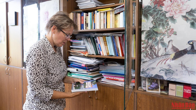 Chị Hằng chuẩn bị giáo án lên lớp.