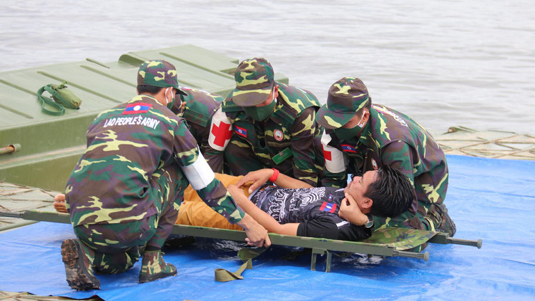 Diễn tập công tác tìm kiếm cứu nạn ở khu vực bị ngập lụt.