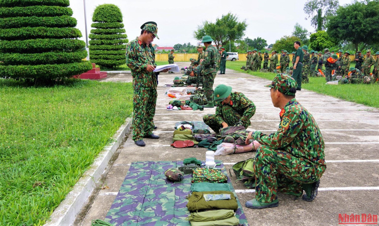 Cán bộ, chiến sĩ Sư đoàn 307 huy động phương tiện, sẵn sàng ứng cứu nhân dân.