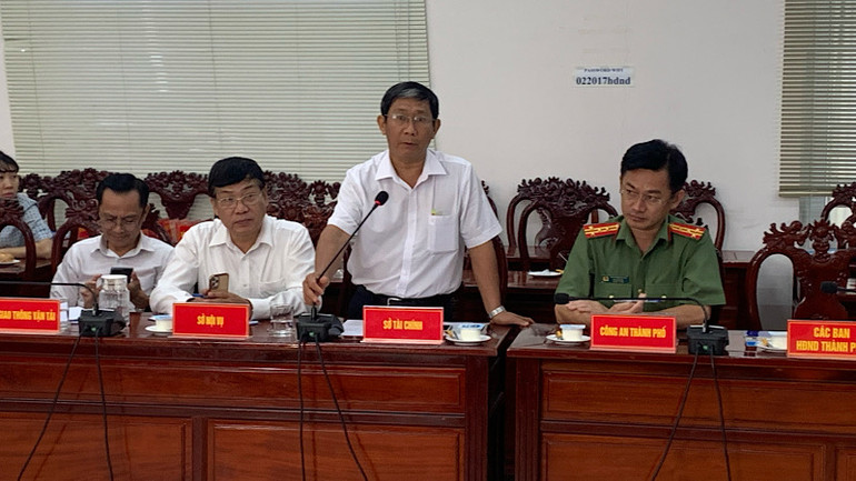 Lãnh đạo Sở Tài chính Cần Thơ thông tin tại buổi họp báo.